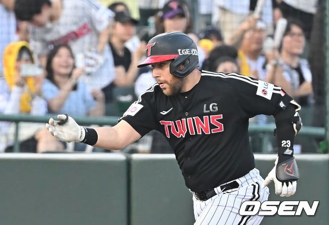[OSEN=부산, 이석우 기자] 1일 부산 사직야구장에서 2025 신한 SOL 뱅크 KBO 리그 롯데 자이언츠와 LG 트윈스의 경기가 열렸다. 홈팀 롯데는 데이비슨이, 방문팀 LG는 에르난데스가 선발 출전했다.LG 트윈스 오스틴이 3회초 1사 2루 좌월 2점 홈런을 치고 세리머니를 하고 있다. 2025.07.01 / foto0307@osen.co.kr