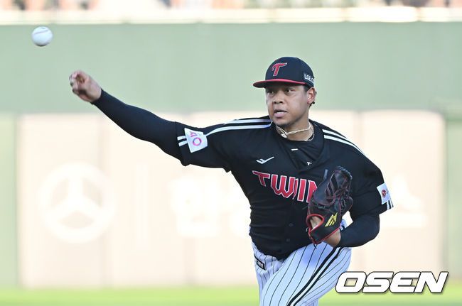 [OSEN=부산, 이석우 기자] 1일 부산 사직야구장에서 2025 신한 SOL 뱅크 KBO 리그 롯데 자이언츠와 LG 트윈스의 경기가 열렸다. 홈팀 롯데는 데이비슨이, 방문팀 LG는 에르난데스가 선발 출전했다.LG 트윈스 선발 투수 에르난데스가 역투하고 있다. 2025.07.01 / foto0307@osen.co.kr