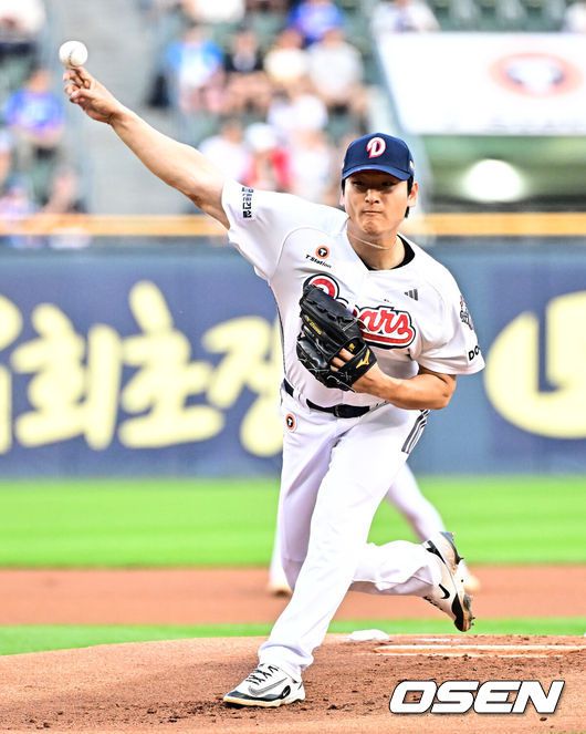 [OSEN=잠실, 지형준 기자] 3일 오후 서울 잠실구장에서 ‘2025 신한 SOL Bank KBO리그’ 두산 베어스와 삼성 라이온즈의 경기가 열렸다.두산은 곽빈, 삼성은 최원태가 선발로 나섰다.1회 두산 곽빈이 역투하고 있다. 2025.07.03 /jpnews@osen.co.kr