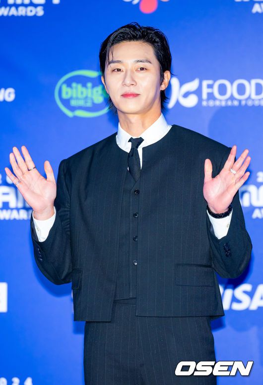 [OSEN=오사카(일본), 민경훈 기자] 23일 오후 일본 교세라 돔 오사카서'2024 MAMA AWARDS(마마 어워즈)'레드카펫 행사가 진행됐다.'2024 MAMA AWARDS'는 현지시간 기준으로 21일 미국 LA 돌비씨어터에서, 22일과 23일에 일본 교세라 돔 오사카에서 개최된다.배우 박서준이 레드카펫을 밟으며 포즈를 취하고 있다. 2024.11.23 /rumi@osen.co.kr