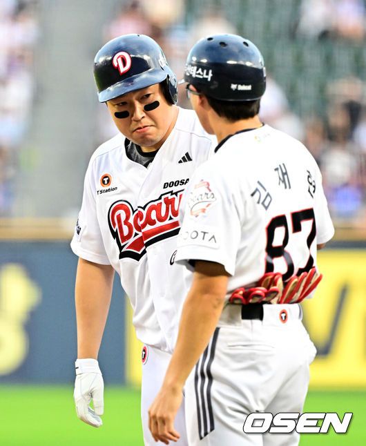 [OSEN=잠실, 지형준 기자] 3일 오후 서울 잠실구장에서 ‘2025 신한 SOL Bank KBO리그’ 두산 베어스와 삼성 라이온즈의 경기가 열렸다.두산은 곽빈, 삼성은 최원태가 선발로 나섰다.3회말 2사 2루에서 두산 양의지가 1타점 좌전 적시타 날리며 기뻐하고 있다. 2025.07.03 /jpnews@osen.co.kr