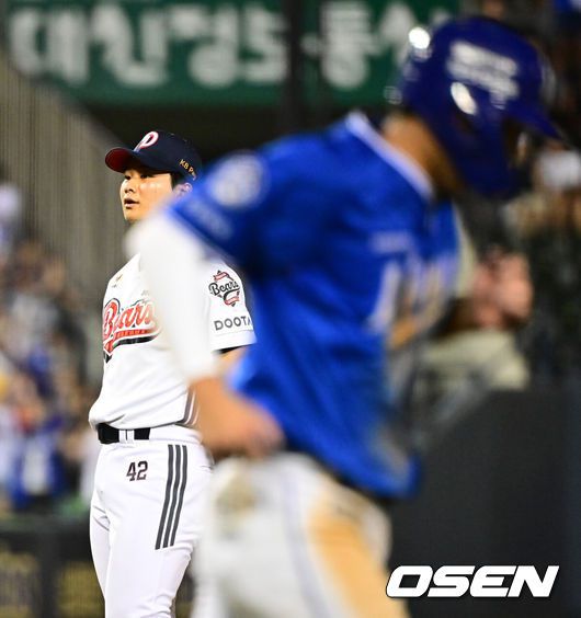 [OSEN=잠실, 지형준 기자] 3일 오후 서울 잠실구장에서 ‘2025 신한 SOL Bank KBO리그’ 두산 베어스와 삼성 라이온즈의 경기가 열렸다.두산은 곽빈, 삼성은 최원태가 선발로 나섰다.9회초 무사 1,2루에서 두산 최지강이 삼성 김영웅에 볼넷을 허용하고 있다. 2025.07.03 /jpnews@osen.co.kr