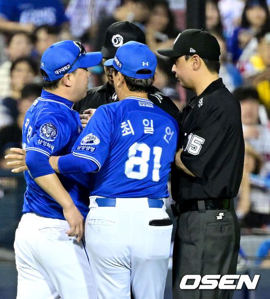 [OSEN=잠실, 최규한 기자] 2일 서울 잠실야구장에서 ‘2025 신한 SOL Bank KBO리그’ 두산 베어스와 삼성 라이온즈의 경기가 열렸다.홈팀 두산은 콜 어빈, 방문팀 삼성은 헤르손 가라비토를 선발로 내세웠다.7회말 무사 선수타자로 나선 두산 김재환의 노 스윙 판정을 두고 삼성 박진만 감독이 그라운드로 나와 김선수 3루심을 비롯한 심판진에게 강하게 어필하고 있다. 2025.07.02 / dreamer@osen.co.kr