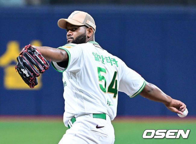 [OSEN=고척, 최규한 기자] 4일 서울 고척스카이돔에서 ‘2025 신한 SOL Bank KBO리그’ 키움 히어로즈와 한화 이글스의 경기가 열렸다.홈팀 키움은 라울 알칸타라, 방문팀 한화는 코디 폰세를 선발로 내세웠다.1회초 키움 선발 알칸타라가 힘차게 공을 뿌리고 있다. 2025.07.04 / dreamer@osen.co.kr