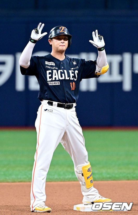 [OSEN=고척, 최규한 기자] 4일 서울 고척스카이돔에서 ‘2025 신한 SOL Bank KBO리그’ 키움 히어로즈와 한화 이글스의 경기가 열렸다.홈팀 키움은 라울 알칸타라, 방문팀 한화는 코디 폰세를 선발로 내세웠다.4회초 2사 1루 상황 한화 이진영이 2루타를 날리고 2루에 안착해 기뻐하고 있다. 2025.07.04 / dreamer@osen.co.kr