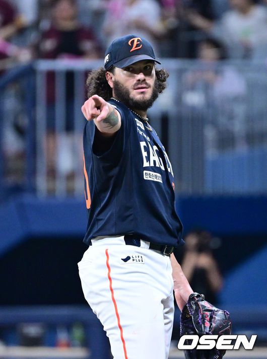 [OSEN=고척, 최규한 기자] 4일 서울 고척스카이돔에서 ‘2025 신한 SOL Bank KBO리그’ 키움 히어로즈와 한화 이글스의 경기가 열렸다.홈팀 키움은 라울 알칸타라, 방문팀 한화는 코디 폰세를 선발로 내세웠다.4회말 2사 주자없는 상황 한화 선발 폰세가 키움 어준서의 스윙 여부를 확인하고 있다. 2025.07.04 / dreamer@osen.co.kr