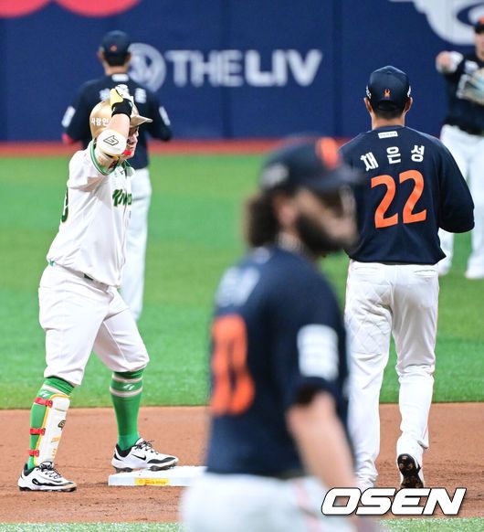 [OSEN=고척, 최규한 기자] 4일 서울 고척스카이돔에서 ‘2025 신한 SOL Bank KBO리그’ 키움 히어로즈와 한화 이글스의 경기가 열렸다.홈팀 키움은 샌디 알칸타라, 방문팀 한화는 코디 폰세를 선발로 내세웠다.1회말 2사 2루 상황 키움 최주환이 선제 1타점 2루타를 날리고 2루에 안착하고 있다. 2025.07.04 / dreamer@osen.co.kr