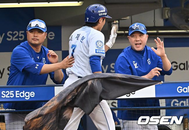 [OSEN=대구, 이석우 기자] 4일 대구삼성라이온즈파크에서 2025 신한 SOL 뱅크 KBO 리그 삼성 라이온즈와 LG 트윈스의 경기가 열렸다. 홈팀 삼성은 이승현이, 방문팀 LG는 송승기가 선발 출전했다. 삼성 라이온즈 이재현이 2회말 1사 좌월 솔로 홈런을 치고 박진만 감독과 하이파이브를 하고 있다. 2025.07.04 / foto0307@osen.co.kr