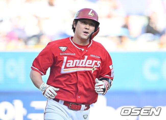 [OSEN=창원, 이석우 기자] 5일 창원NC파크에서 2025 신한 SOL 뱅크 KBO 리그 NC 다이노스와 SSG 랜더스의 경기가 열렸다. 홈팀 NC는 조민석이, 방문팀 SSG는 화이트가 선발 출전했다. SSG 랜더스 최정이 1회초 2사 좌월 솔로 홈런을 치고 그라운드를 돌고 있다. 2025.07.05 / foto0307@osen.co.kr