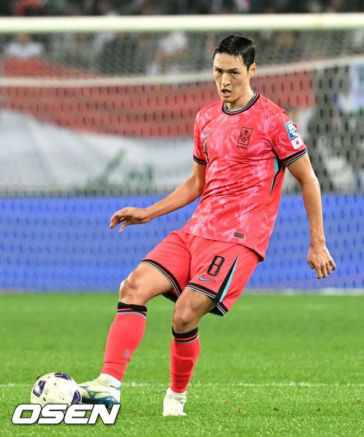 [OSEN=알라이얀(카타르), 지형준 기자] 한국이 결승 진출에 실패했다.위르겐 클린스만 감독이 이끄는 대한민국 축구대표팀은 7일 0시(한국시간) 카타르 알라이얀 아흐마드 빈 알리 스타디움에서 요르단과 2023 아시아축구연맹(AFC) 카타르 아시안컵 4강전을 치러 0-2로 패했다. 결승 진출에 실패했다. 동시에 64년 만의 우승도 일궈내지 못했다.전반 한국 박용우가 패스를 시도하고 있다. 2024.02.07 / jpnews.osen.co.kr