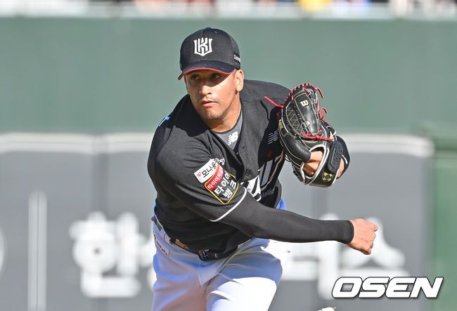 [OSEN=부산, 이석우 기자] 29일 부산 사직야구장에서 2025 신한 SOL 뱅크 KBO 리그 롯데 자이언츠와 KT 위즈의 경기가 열렸다. 홈팀 롯데는 박세웅이, 방문팀 KT는 쿠에바스가 선발 출전했다.KT 위즈 선발 투수 쿠에바스가 역투하고 있다. 2025.06.29 /