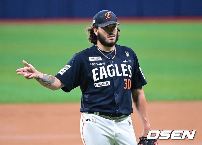 1회 투구 로케이션을 체크하는 폰세.