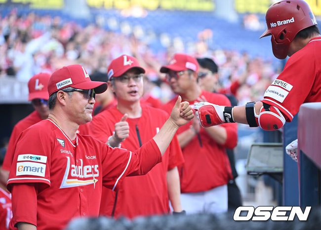 [OSEN=창원, 이석우 기자] 5일 창원NC파크에서 2025 신한 SOL 뱅크 KBO 리그 NC 다이노스와 SSG 랜더스의 경기가 열렸다. 홈팀 NC는 조민석이, 방문팀 SSG는 화이트가 선발 출전했다. SSG 랜더스 이숭용 감독이 1회초 2사 좌월 솔로 홈런을 친 최정과 하이파이브를 하고 있다. 2025.07.05 / foto0307@osen.co.kr