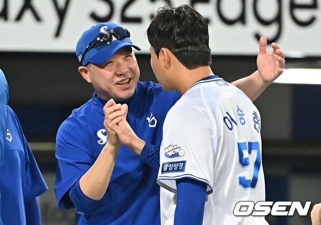 [OSEN=대구, 이석우 기자] 4일 대구삼성라이온즈파크에서 2025 신한 SOL 뱅크 KBO 리그 삼성 라이온즈와 LG 트윈스의 경기가 열렸다. 홈팀 삼성은 이승현이, 방문팀 LG는 송승기가 선발 출전했다. 삼성 라이온즈 박진만 감독이 LG 트윈스에 4-1로 승리한 후 이승현과 하이파이브를 하고 있다. 2025.07.04 / foto0307@osen.co.kr