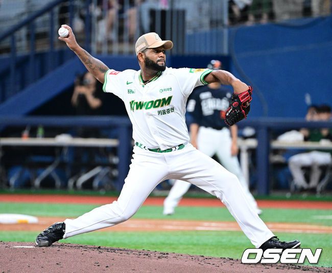 [OSEN=고척, 최규한 기자] 4일 서울 고척스카이돔에서 ‘2025 신한 SOL Bank KBO리그’ 키움 히어로즈와 한화 이글스의 경기가 열렸다.홈팀 키움은 라울 알칸타라, 방문팀 한화는 코디 폰세를 선발로 내세웠다.3회초 키움 선발 알칸타라가 힘차게 공을 뿌리고 있다. 2025.07.04 / dreamer@osen.co.kr