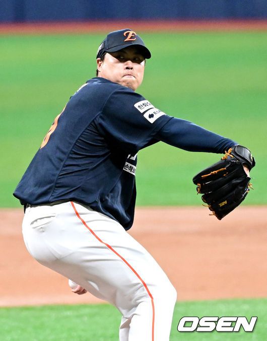 [OSEN=고척, 최규한 기자] 5일 서울 고척스카이돔에서 ‘2025 신한 SOL Bank KBO리그’ 키움 히어로즈와 한화 이글스의 경기가 열렸다.홈팀 키움은 라클란 웰스, 방문팀 한화는 류현진을 선발로 내세웠다.1회말 한화 선발 류현진이 힘차게 공을 뿌리고 있다. 2025.07.05 / dreamer@osen.co.kr