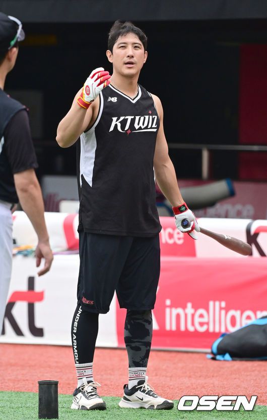 [OSEN=수원, 김성락 기자] 24일 오후 수원 KT위즈파크에서 2025 신한 SOL Bank KBO리그 KT 위즈와 LG 트윈스의 경기가 열렸다.KT는 헤이수스, 엘지는 치리노스를 선발투수로 내세웠다경기 시작에 앞서 KT 황재균이 훈련을 하고 있다. 2025.06.24 / ksl0919@osen.co.kr