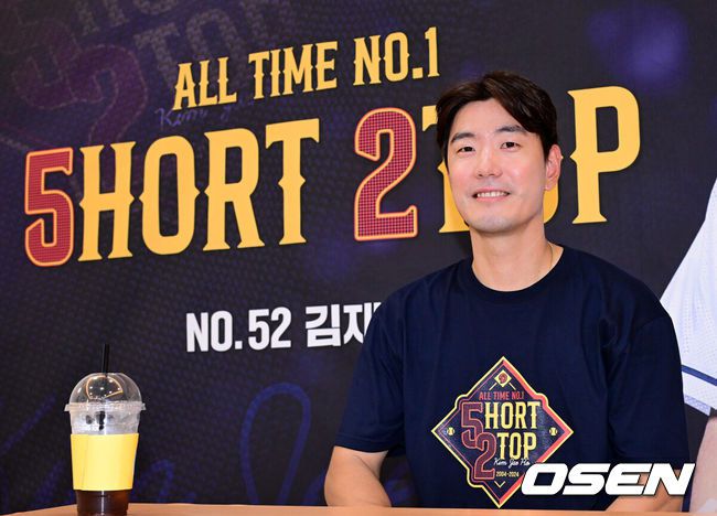 [OSEN=잠실, 지형준 기자] 6일 오후 서울 잠실구장에서 ‘2025 신한 SOL Bank KBO리그’ 두산 베어스와 KT 위즈의 경기가 열렸다.두산은 최승용, KT는 엔마누엘 데 헤이수스를 선발로 내세웠다.두산은 이날 2024시즌을 끝으로 은퇴를 선언한 김재호의 은퇴식을 개최한다. 은퇴식 테마는 ‘베어스 올타임 No.1 유격수 김재호’이다. 김재호는 은퇴선수 특별 엔트리를 통해 1군 엔트리에도 이름을 올렸다.경기에 앞서 김재호가 기자회견을 하고 있다. 2025.07.05 /jpnews@osen.co.kr