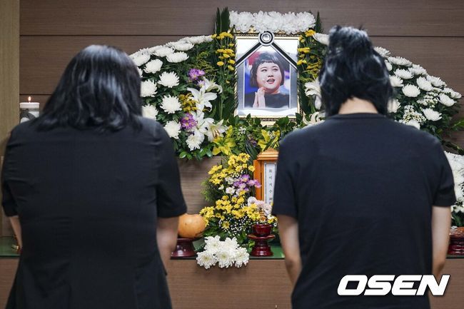 [OSEN=사진팀]  개그우먼 故 이지수의 빈소가 12일 서울 영등포구 신화요양병원 장례식장 2호실에 마련됐다.1993년생인 故 이지수는 윤형빈 소극장 출신이다. 2021년 tvN '코미디빅리그'를 통해 방송에 데뷔했다. '오동대학', '나의 장사일지', '코빅엔터', '취향저격수' 등 다양한 코너에 출연했다. 이외에도 故 이지수는 유튜브를 통해 활동했고, 최근 개그맨 신규진과 함께 '이마트24로 사는 법' 채널에 등장하기도 했다.고인의 사인은 아직 전해지지 않았다.한편 발인은 오는 13일 오전 6시 40분이며, 장지는 서울시립승화원이다. 2023. 06.02 사진공동취재단