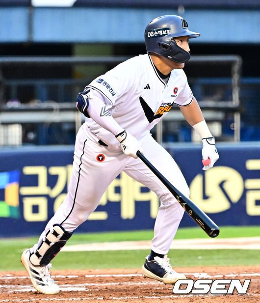 [OSEN=잠실, 지형준 기자] 5일 오후 서울 잠실구장에서 ‘2025 신한 SOL Bank KBO리그’ 두산 베어스와 KT 위즈의 경기가 열렸다.두산은 최원준, KT는 쿠에바스를 선발로 내세웠다.5회말 무사 만루에서 두산 추재현이 우전 적시타를 날리고 있다. 2025.07.05 /jpnews@osen.co.kr