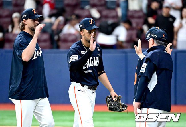 [OSEN=고척, 최규한 기자] 프로야구 한화 이글스가 전반기 마지막 주말 3연전을 모두 쓸어담으며 전반기 1위를 확정했다.한화는 6일 서울 고척스카이돔에서 열린 ‘2025 신한은행 SOL Bank KBO리그’ 키움 히어로즈와의 경기에서 10-1로 승리했다. 이날 승리로 3연승을 달리며 시리즈 스윕에 성공한 한화는 49승 2무 33패 승률 .598을 기록하며 남은 전반기 3경기 결과에 상관없이 전반기 최소 공동 1위를 확정했다. 빙그레 시절이던 1992년 6월 18일 전반기를 1위로 마감한 이후 1만2072일 만에 전반기 1위를 달성했다.경기를 마치고 승리한 한화 승리투수 와이스와 리베라토가 김경문 감독과 인사를 나누고 있다. 2025.07.06 / dreamer@osen.co.kr