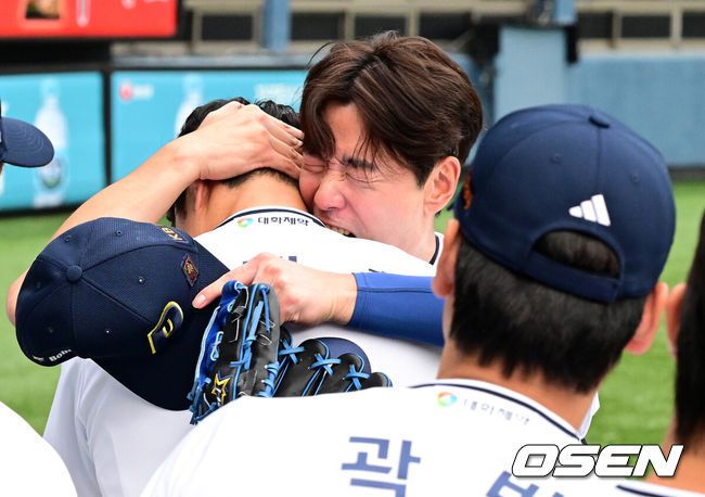 [OSEN=잠실, 지형준 기자] 6일 오후 서울 잠실구장에서 ‘2025 신한 SOL Bank KBO리그’ 두산 베어스와 KT 위즈의 경기가 열렸다.두산은 최승용, KT는 엔마누엘 데 헤이수스를 선발로 내세웠다.두산은 이날 2024시즌을 끝으로 은퇴를 선언한 김재호의 은퇴식을 개최한다. 은퇴식 테마는 ‘베어스 올타임 No.1 유격수 김재호’이다. 김재호는 은퇴선수 특별 엔트리를 통해 1군 엔트리에도 이름을 올렸다.1회초 2사에서 김재호가 교체되며 김재환과 포옹을 하고 있다. 2025.07.05 /jpnews@osen.co.kr