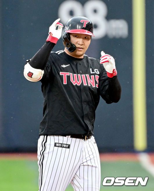 [OSEN=수원, 김성락 기자] 24일 오후 수원 KT위즈파크에서 2025 신한 SOL Bank KBO리그 KT 위즈와 LG 트윈스의 경기가 열렸다.KT는 헤이수스, 엘지는 치리노스를 선발투수로 내세웠다1회초 1사 1, 2루 LG 문보경이 안타를 날린 뒤 세리머니를 하고 있다. 2025.06.24 / ksl0919@osen.co.kr