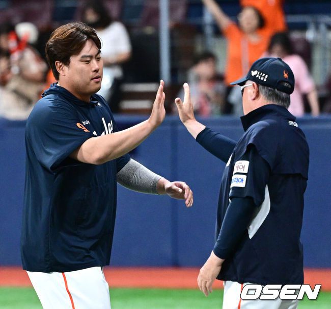 [OSEN=고척, 최규한 기자] 프로야구 한화 이글스가 치열한 혈투 끝에 2연승을 질주했다.한화는 5일 서울 고척스카이돔에서 열린 ‘2025 신한은행 SOL Bank KBO리그’ 키움 히어로즈와의 경기에서 6-4로 승리했다. 이날 승리로 2연승을 달린 한화는 주말 3연전 위닝시리즈를 확보했다.경기를 마치고 승리한 한화 김경문 감독과 류현진이 인사를 나누고 있다. 2025.07.05 / dreamer@osen.co.kr