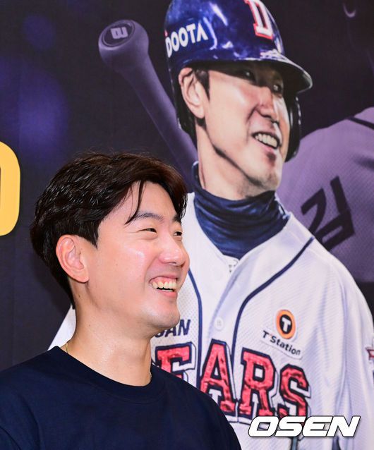 [OSEN=잠실, 지형준 기자] 6일 오후 서울 잠실구장에서 ‘2025 신한 SOL Bank KBO리그’ 두산 베어스와 KT 위즈의 경기가 열렸다.두산은 최승용, KT는 엔마누엘 데 헤이수스를 선발로 내세웠다.두산은 이날 2024시즌을 끝으로 은퇴를 선언한 김재호의 은퇴식을 개최한다. 은퇴식 테마는 ‘베어스 올타임 No.1 유격수 김재호’이다. 김재호는 은퇴선수 특별 엔트리를 통해 1군 엔트리에도 이름을 올렸다.경기에 앞서 김재호가 기자회견을 하고 있다. 2025.07.05 /jpnews@osen.co.kr