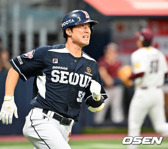 [OSEN=고척, 민경훈 기자] 23일 오후 서울 고척스카이돔에서 ‘2023 신한은행 SOL KBO리그’ 키움 히어로즈와 두산 베어스의 경기가 열렸다.8회초 1사 주자 2루 두산 김재호가 우익수 앞 안타를 때리고 있다. 2023.08.23 / rumi@osen.co.kr