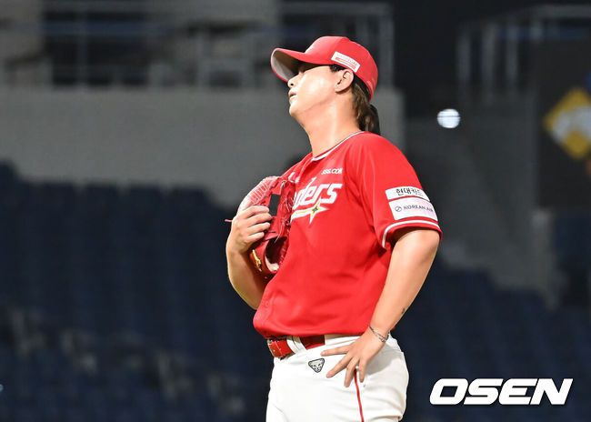 [OSEN=창원, 이석우 기자] 6일 창원NC파크에서 2025 신한 SOL 뱅크 KBO 리그 NC 다이노스와 SSG 랜더스의 경기가 열렸다. 홈팀 NC는 라일리가, 방문팀 SSG는 김건우가 선발 출전했다. SSG 랜더스 김민이 6회말 2사 만루 NC 다이노스 최정원에게 몸에 맞는 볼로 밀어내기 역전을 허용하고 아쉬워하고 있다. 2025.07.06 / foto0307@osen.co.kr