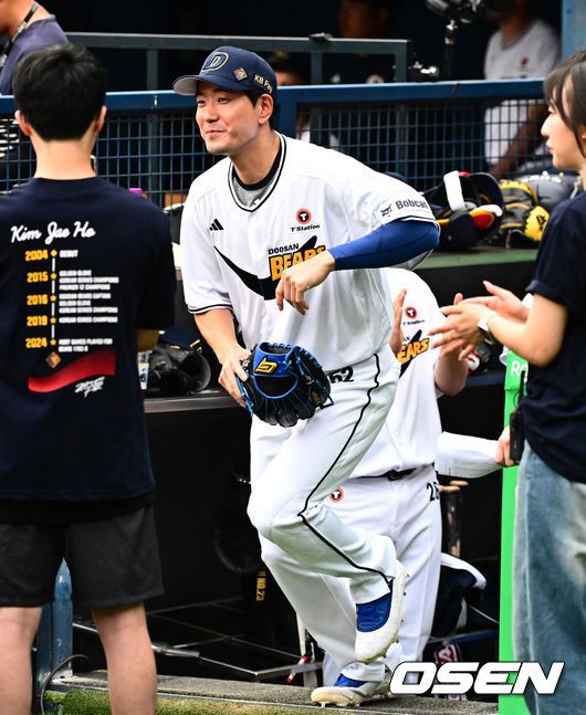 [OSEN=잠실, 지형준 기자] 6일 오후 서울 잠실구장에서 ‘2025 신한 SOL Bank KBO리그’ 두산 베어스와 KT 위즈의 경기가 열렸다.두산은 최승용, KT는 엔마누엘 데 헤이수스를 선발로 내세웠다.두산은 이날 2024시즌을 끝으로 은퇴를 선언한 김재호의 은퇴식을 개최한다. 은퇴식 테마는 ‘베어스 올타임 No.1 유격수 김재호’이다. 김재호는 은퇴선수 특별 엔트리를 통해 1군 엔트리에도 이름을 올렸다.김재호가 그라운드로 나서고 있다. 2025.07.05 /jpnews@osen.co.kr