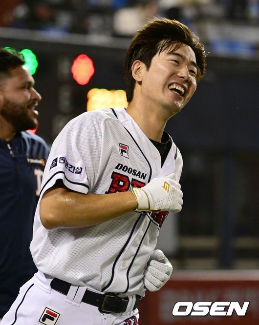 [OSEN=잠실, 김성락 기자] 두산 베어스가 극적인 끝내기 승리로 위닝시리즈를 완성 지었다.두산 베어스는 25일 서울 잠실구장에서 열린 2023 신한은행 SOL KBO리그 삼성 라이온즈와의 시즌 5차전에서 연장 접전 끝 4-3역전 끝내기 승리를 거뒀다.연장 11회말 2사 만루 두산 김재호가 끝내기 안타를 날린 뒤 기뻐하고 있다. 2023.05.25