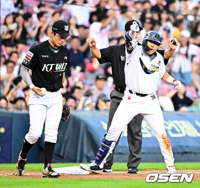 [OSEN=잠실, 지형준 기자] 5일 오후 서울 잠실구장에서 ‘2025 신한 SOL Bank KBO리그’ 두산 베어스와 KT 위즈의 경기가 열렸다.두산은 최원준, KT는 쿠에바스를 선발로 내세웠다.5회말 무사 만루에서 두산 추재현이 우전 적시타를 날리고 실책을 틈타 3루까지 내달리며 기뻐하고 있다. 2025.07.05 /jpnews@osen.co.kr