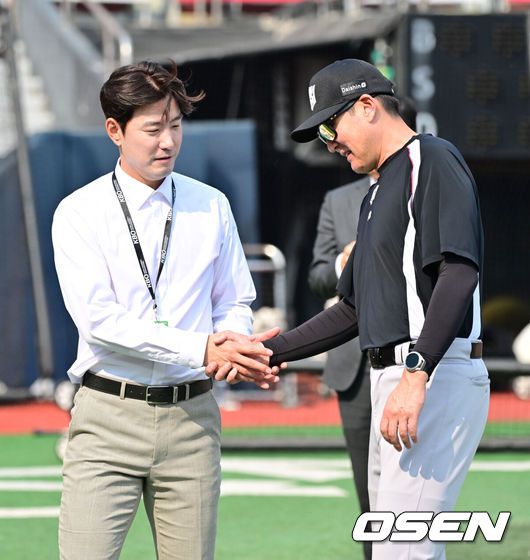 [OSEN=수원, 박준형 기자]  28일 오후 수원 KT위즈파크에서 열린 ‘2025 신한 SOL BANK KBO리그’ KT 위즈와 두산 베어스의 경기가 진행됐다.이날 경기에는 KT는 쿠에바스를, 두산을 최민석을 선발투수로 내세웠다.경기 앞두고 김재호 해설위원이 KT 유한준 코치와 인사를 나누고 있다.  2025.05.28 / soul1014@osen.co.kr