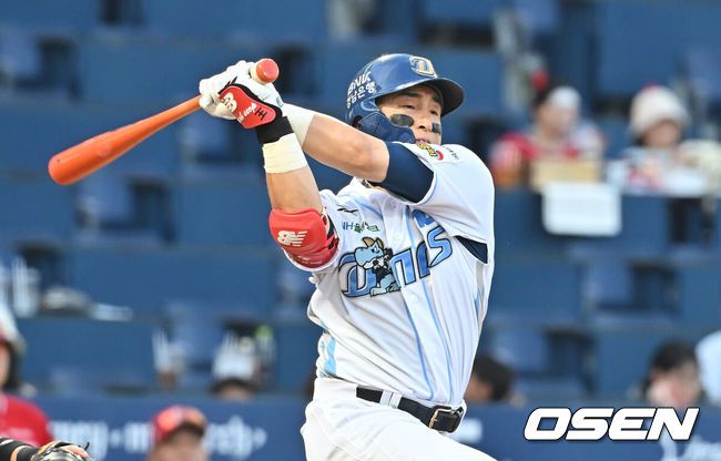 [OSEN=창원, 이석우 기자] 6일 창원NC파크에서 2025 신한 SOL 뱅크 KBO 리그 NC 다이노스와 SSG 랜더스의 경기가 열렸다. 홈팀 NC는 라일리가, 방문팀 SSG는 김건우가 선발 출전했다. NC 다이노스 손아섭이 힘찬 타격을 하고 있다. 2025.07.06 / foto0307@osen.co.kr