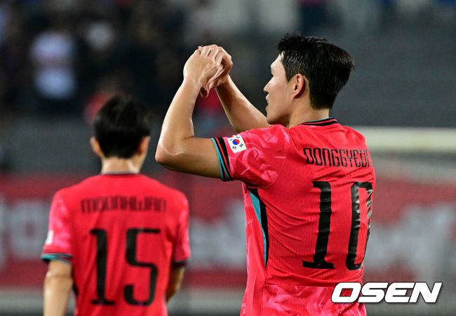 [OSEN=용인, 조은정 기자]7일 경기 용인시 용인 미르 스타디움에서 2025 동아시아 축구연맹(EAFF) E-1 챔피언십(동아시안컵) 대한민국 남자 축구 대표팀과 중국의 개막전이 열렸다.한국은 중국과 첫 경기를 시작으로 11일 홍콩, 15일 일본과 격돌한다. 경기는 모두 용인에서 치러지며 3경기 성적에 따라 그대로 최종 순위가 결정된다.전반 한국 이동경이 선제골을 넣은 뒤 세리머니를 하고 있다. 2025.07.07 /cej@osen.co.kr