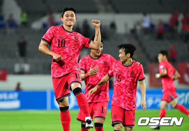 [OSEN=용인, 조은정 기자]7일 경기 용인시 용인 미르 스타디움에서 2025 동아시아 축구연맹(EAFF) E-1 챔피언십(동아시안컵) 대한민국 남자 축구 대표팀과 중국의 개막전이 열렸다.한국은 중국과 첫 경기를 시작으로 11일 홍콩, 15일 일본과 격돌한다. 경기는 모두 용인에서 치러지며 3경기 성적에 따라 그대로 최종 순위가 결정된다.전반 한국 이동경이 선제골을 넣은 뒤 기뻐하고 있다. 2025.07.07 /cej@osen.co.kr