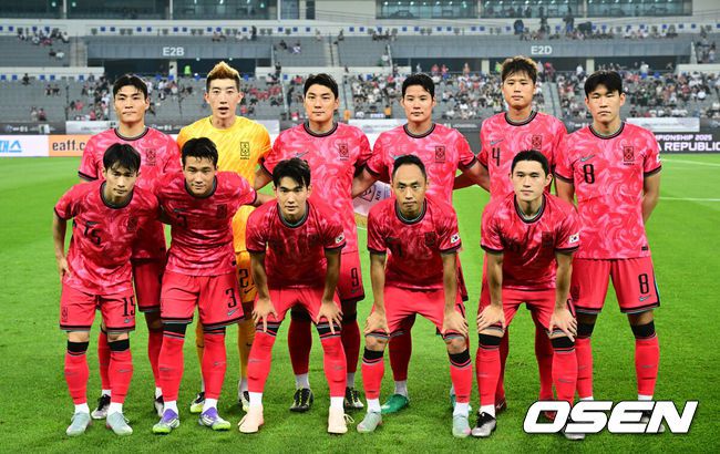 [OSEN=용인, 조은정 기자]7일 경기 용인시 용인 미르 스타디움에서 2025 동아시아 축구연맹(EAFF) E-1 챔피언십(동아시안컵) 대한민국 남자 축구 대표팀과 중국의 개막전이 열렸다.한국은 중국과 첫 경기를 시작으로 11일 홍콩, 15일 일본과 격돌한다. 경기는 모두 용인에서 치러지며 3경기 성적에 따라 그대로 최종 순위가 결정된다.경기 전 한국 선수단이 포즈를 취하고 있다. 2025.07.07 /cej@osen.co.kr
