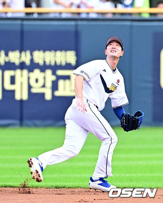 [OSEN=잠실, 지형준 기자] 6일 오후 서울 잠실구장에서 ‘2025 신한 SOL Bank KBO리그’ 두산 베어스와 KT 위즈의 경기가 열렸다.두산은 최승용, KT는 엔마누엘 데 헤이수스를 선발로 내세웠다.두산은 이날 2024시즌을 끝으로 은퇴를 선언한 김재호의 은퇴식을 개최한다. 은퇴식 테마는 ‘베어스 올타임 No.1 유격수 김재호’이다. 김재호는 은퇴선수 특별 엔트리를 통해 1군 엔트리에도 이름을 올렸다.1회초 김재호가 KT 김상수의 좌익수 플라이 타구를 쫓고있다. 2025.07.05 /jpnews@osen.co.kr