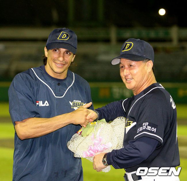 [OSEN=손용호 기자] 두산 다니엘 리오스가 20승을 달성한 뒤 김경문 감독의 축하를 받고 있다. 2007.09.20 / spjj@osen.co.kr