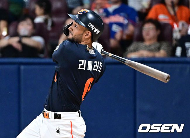 [OSEN=고척, 최규한 기자] 5일 서울 고척스카이돔에서 ‘2025 신한 SOL Bank KBO리그’ 키움 히어로즈와 한화 이글스의 경기가 열렸다.홈팀 키움은 라클란 웰스, 방문팀 한화는 류현진을 선발로 내세웠다.9회초 1사 2루 상황 한화 리베라토가 다시 앞서가는 중견수 키를 넘기는 1타점 2루타를 날리고 있다. 2025.07.05 / dreamer@osen.co.kr