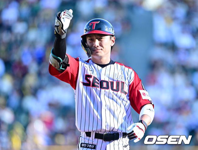 [OSEN=잠실, 최규한 기자] 29일 서울 잠실야구장에서 ‘2025 신한 SOL Bank KBO리그’ LG 트윈스와 KIA 타이거즈의 경기가 열렸다. 홈팀 LG는 요니 치리노스, 방문팀 KIA는 윤영철을 선발로 내세웠다. 3회말 1사 2루 상황 LG 신민재가 선제 1타점 적시타를 날리고 1루에 안착해 기뻐하고 있다. 2025.06.29 / dreamer@osen.co.kr