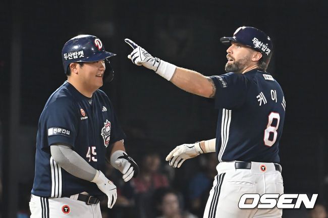 [OSEN=부산, 이석우 기자] 8일 부산 사직야구장에서 2025 신한 SOL 뱅크 KBO 리그 롯데 자이언츠와 두산 베어스의 경기가 열렸다. 홈팀 롯데는 홍민기가, 방문팀 두산은 최민석이 선발 출전했다.두산 베어스 케이브가 9회초 1사 중월 솔로 홈런을 치고 세리머니를 하고 있다. 2025.07.08 / foto0307@osen.co.kr