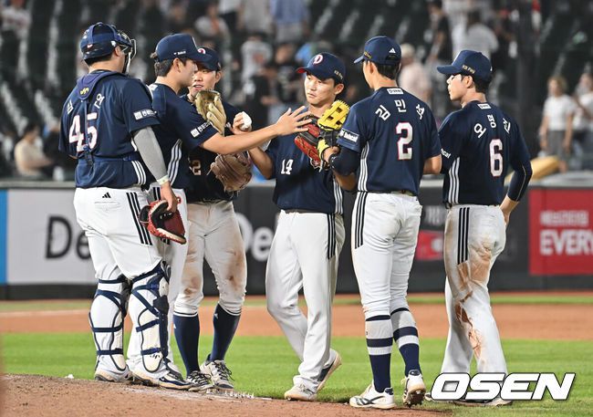 [OSEN=부산, 이석우 기자] 8일 부산 사직야구장에서 2025 신한 SOL 뱅크 KBO 리그 롯데 자이언츠와 두산 베어스의 경기가 열렸다. 홈팀 롯데는 홍민기가, 방문팀 두산은 최민석이 선발 출전했다.두산 베어스 선수들이 롯데 자이언츠에 8-5로 역전승하고 기쁨을 나누고 있다. 2025.07.08 / foto0307@osen.co.kr