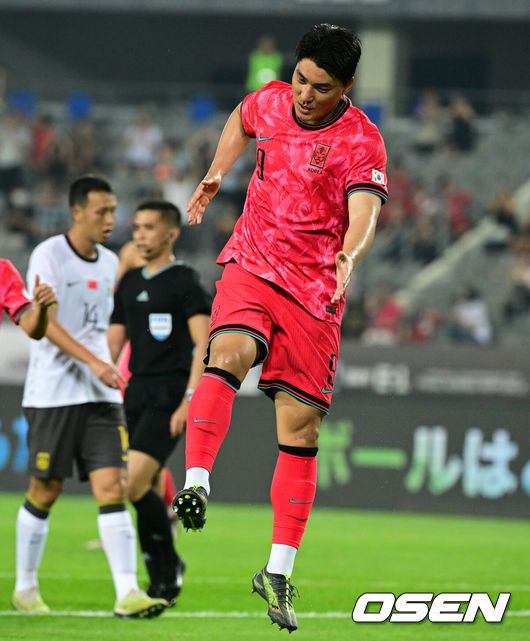 [OSEN=용인, 조은정 기자]7일 경기 용인시 용인 미르 스타디움에서 2025 동아시아 축구연맹(EAFF) E-1 챔피언십(동아시안컵) 대한민국 남자 축구 대표팀과 중국의 개막전이 열렸다.한국은 중국과 첫 경기를 시작으로 11일 홍콩, 15일 일본과 격돌한다. 경기는 모두 용인에서 치러지며 3경기 성적에 따라 그대로 최종 순위가 결정된다.전반 한국 주민규가 팀의 두 번째 골을 넣은 뒤 세리머니를 하고 있다. 2025.07.07 /cej@osen.co.kr