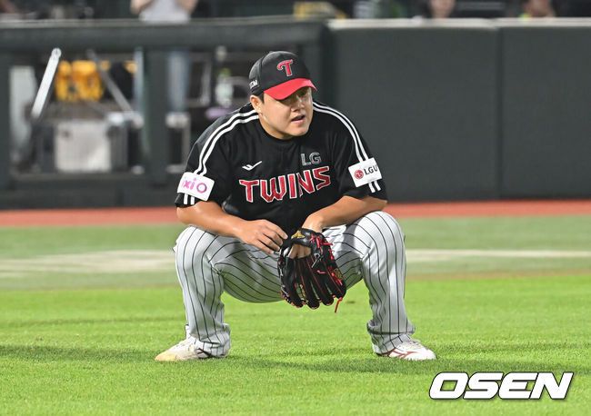 [OSEN=부산, 이석우 기자] 3일 부산 사직야구장에서 2025 신한 SOL 뱅크 KBO 리그 롯데 자이언츠와 LG 트윈스의 경기가 열렸다. 홈팀 롯데는 이민석이, 방문팀 LG는 손주영이 선발 출전했다. LG 트윈스 장현식이 8회말 1사 1,2루 롯데 자이언츠 김민성에게 보내기 번트를 허용하고 아쉬워하고 있다. 2025.07.03 / foto0307@osen.co.kr
