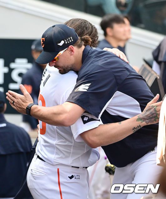 [OSEN=대전, 김성락 기자] 6회초 종료 후 한화 폰세가 와이스가 더그아웃에서 포옹을 나누고 있다. 2025.06.03 / ksl0919@osen.co.kr