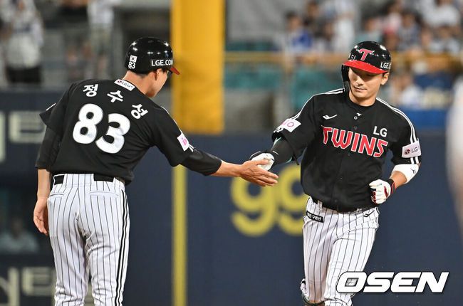 [OSEN=대구, 이석우 기자] 4일 대구삼성라이온즈파크에서 2025 신한 SOL 뱅크 KBO 리그 삼성 라이온즈와 LG 트윈스의 경기가 열렸다. 홈팀 삼성은 이승현이, 방문팀 LG는 송승기가 선발 출전했다. LG 트윈스 신민재가 9회초 1사 삼성 라이온즈 이승현의 노히트 노런 기록을 깨는 홈런을 치고 하이파이브를 하고 있다. 2025.07.04 / foto0307@osen.co.kr