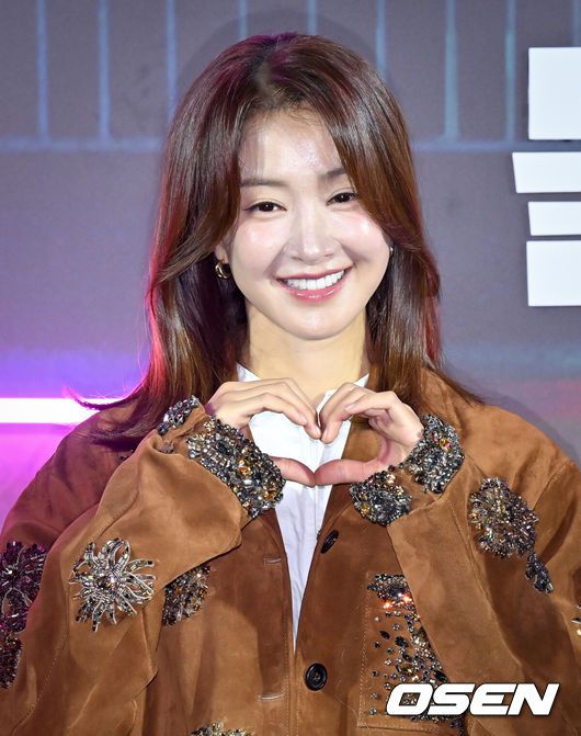 [OSEN=조은정 기자]’넷플릭스(Netflix) 예능‘좀비버스: 뉴 블러드’ 제작발표회가 14일 서울 용산구 CGV용산아이파크몰에서 열렸다.이날 제작발표회에는 박진경 PD, 문상돈 PD, 노홍철, 이시영, 조세호, 태연, 육성재, 딘딘, 코드 쿤스트, 권은비, 파트리샤, 김선태, 안드레 러시가 참석했다.이시영이 포즈를 취하고 있다. 2024.11.14 /cej@osen.co.kr